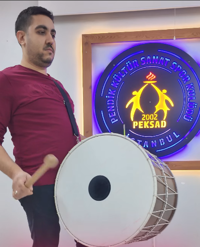 ASMA DAVUL ATÖLYESİ BAŞLIYOR 🎶 PEKSAD’ta tempo yükseliyor! 🥁 Yeni yıl ile birlikte PEKSAD Asma Davul Eğitimi başlıyor!