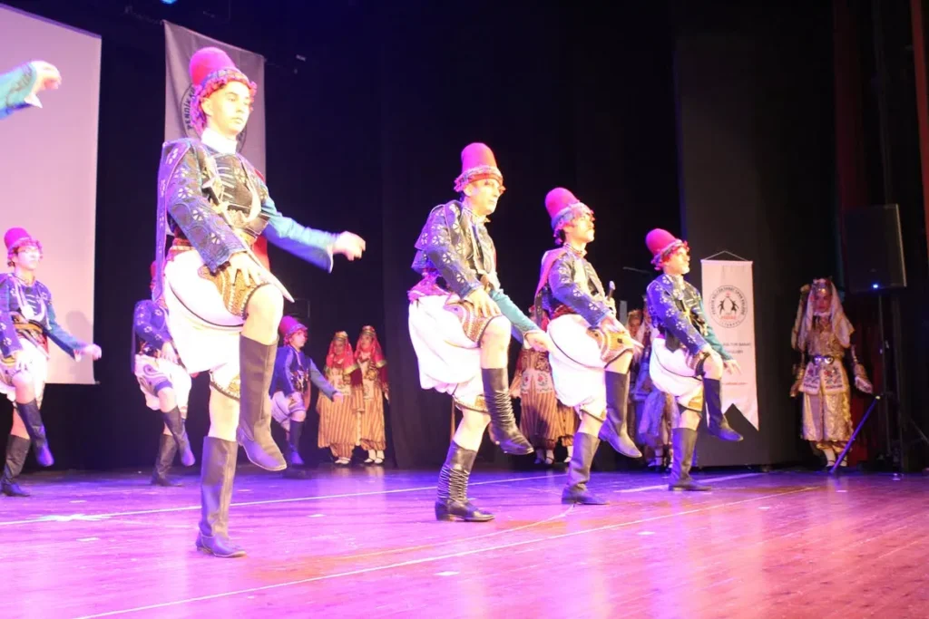 Dansları ile Anadolu 8 Gala Gecesi 