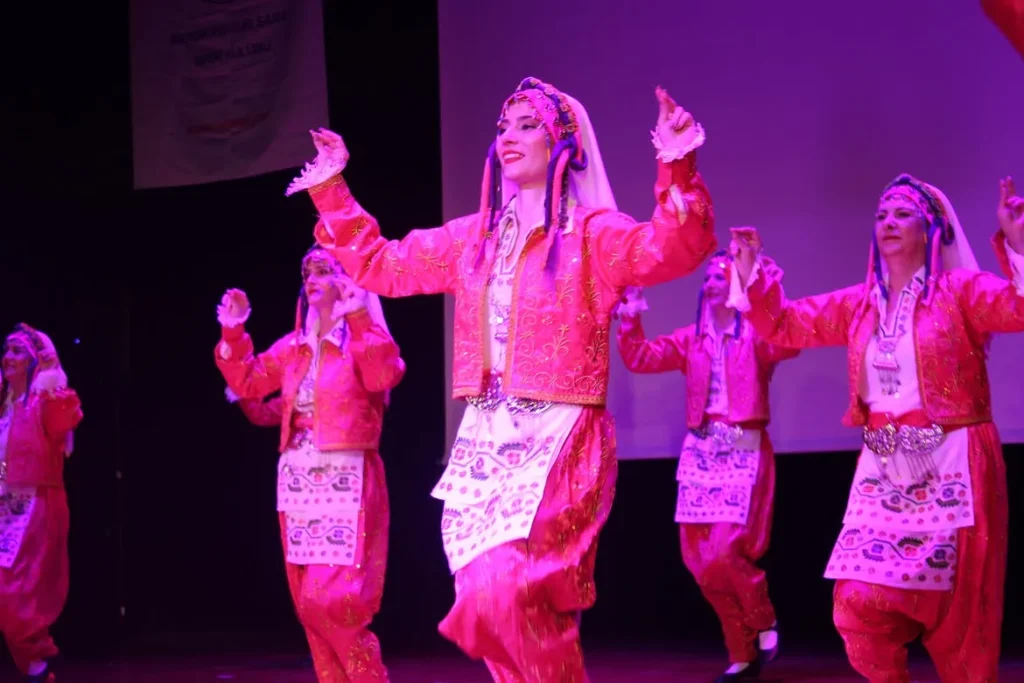 Dansları ile Anadolu 8 Gala Gecesi